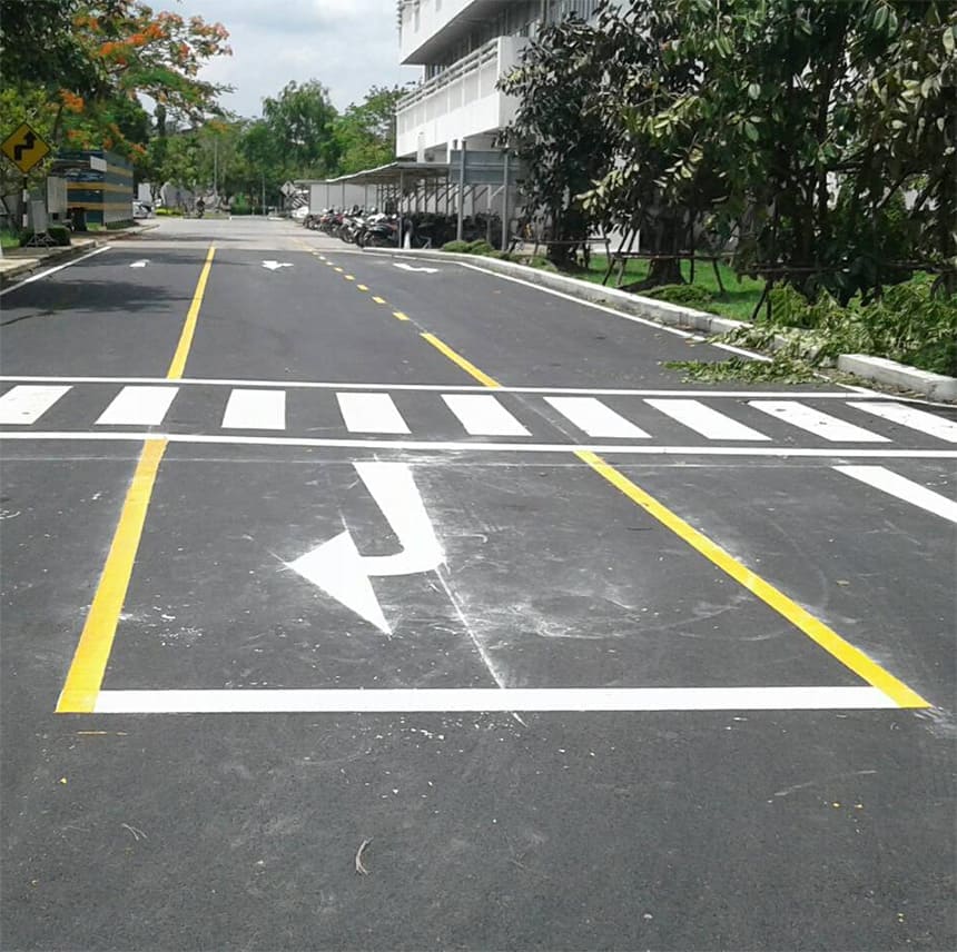 ตัวอย่างงานตีเส้นถนนพร้อมทางม้าลาย