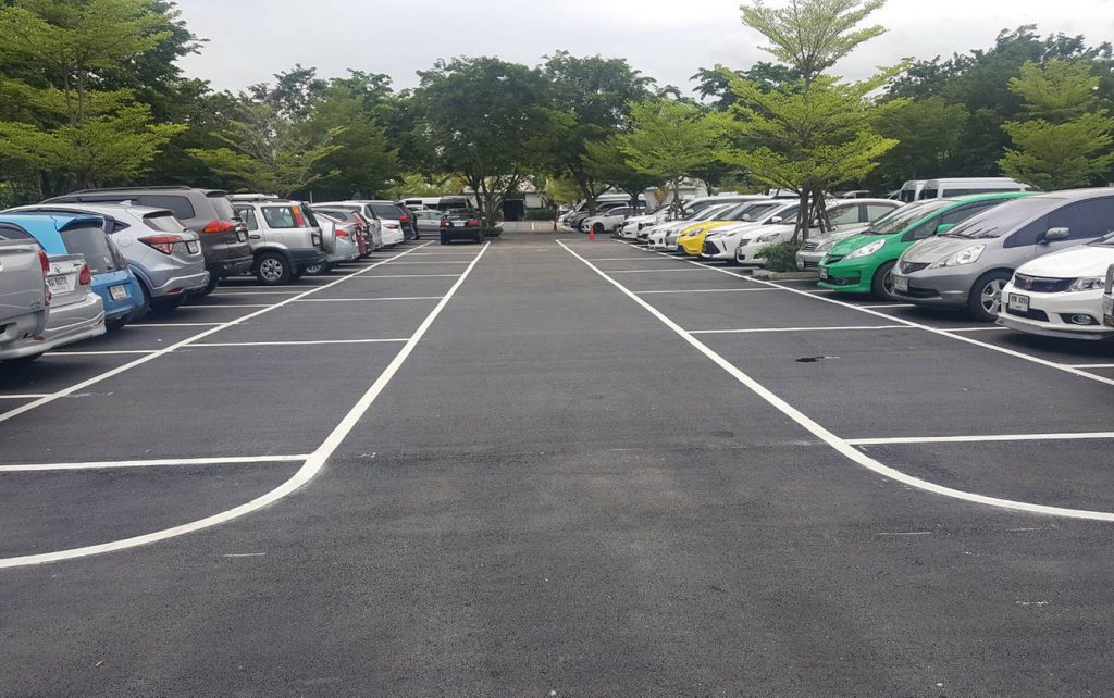 ทำถนนและตีเส้นลานจอดรถมหาวิทยาลัยธุรกิจบัณฑิต