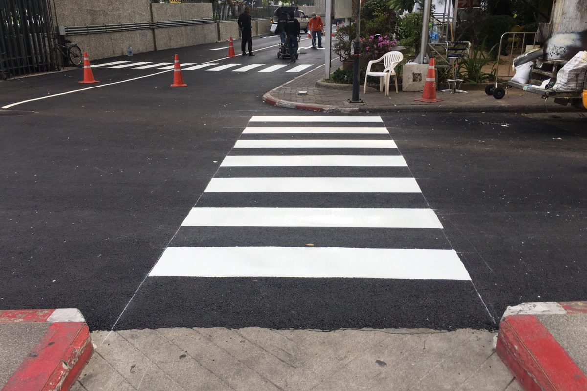 งานตีเส้นทางม้าลาย