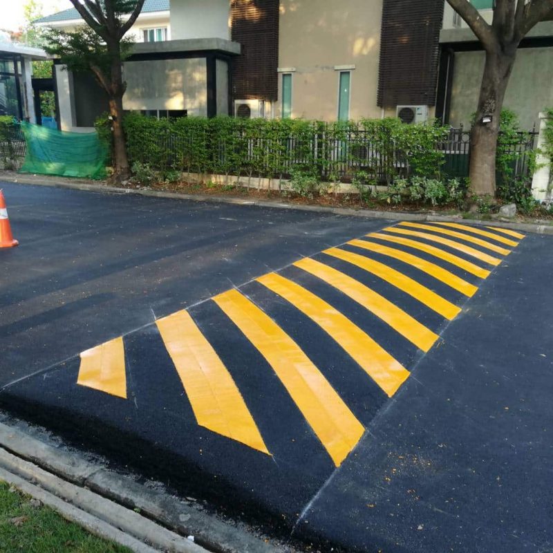 งานตีเส้นถนนสีเหลือง