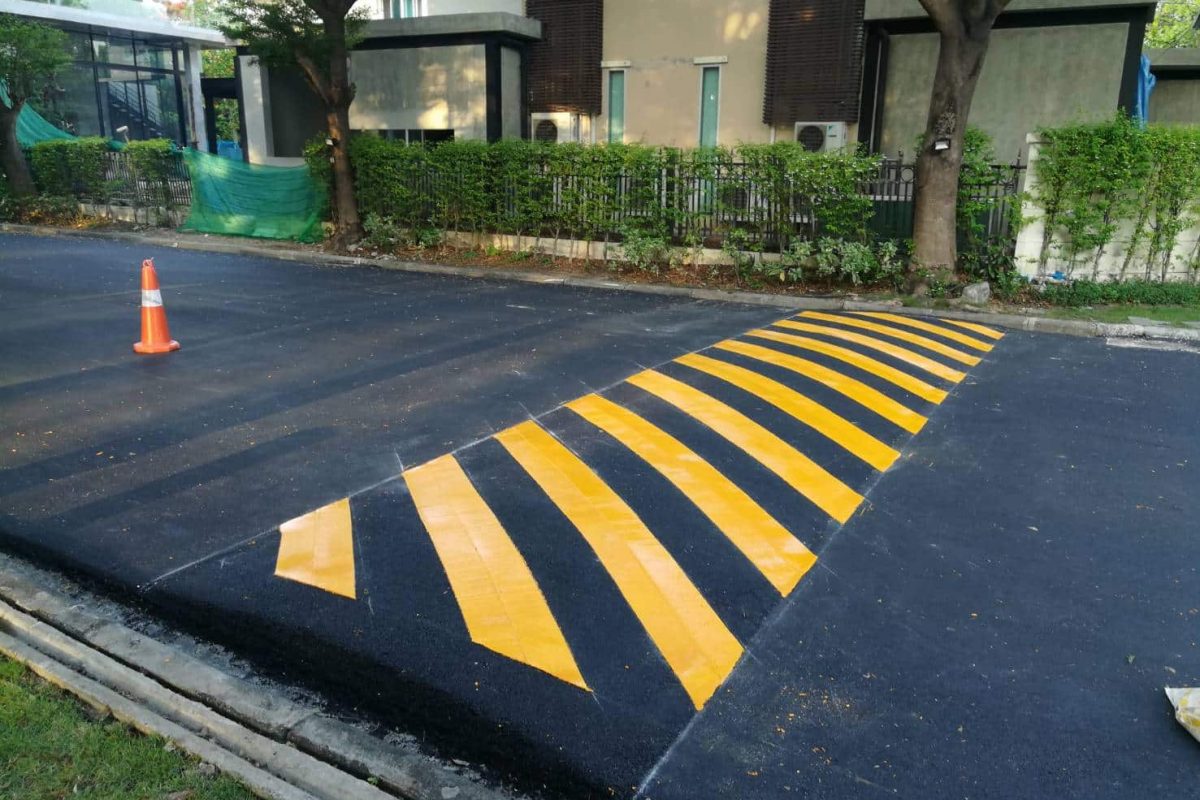 งานตีเส้นถนนสีเหลือง