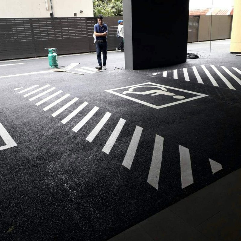 งานตีเส้นในลานจอดรถ