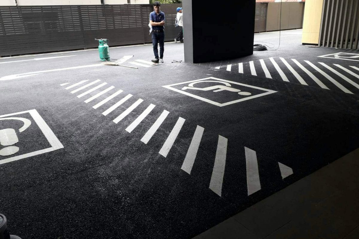 งานตีเส้นในลานจอดรถ