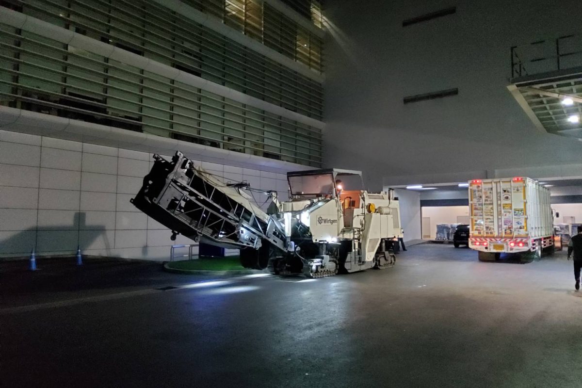 รถกัดถนน