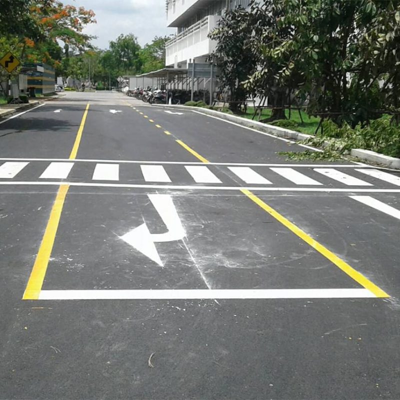 ตัวอย่างงานตีเส้นถนนพร้อมทางม้าลาย