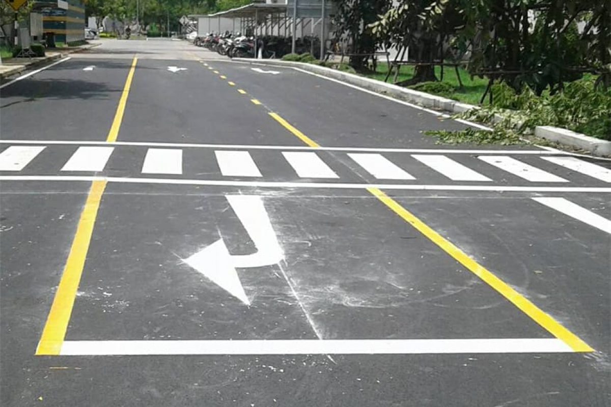 ตัวอย่างงานตีเส้นถนนพร้อมทางม้าลาย