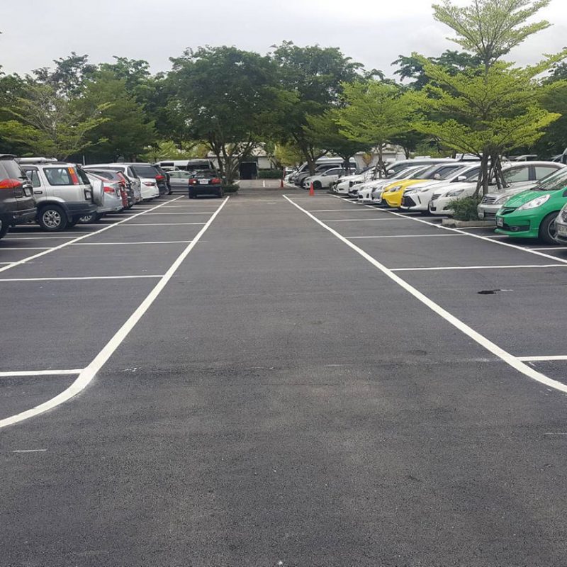 ทำถนนและตีเส้นลานจอดรถมหาวิทยาลัยธุรกิจบัณฑิต